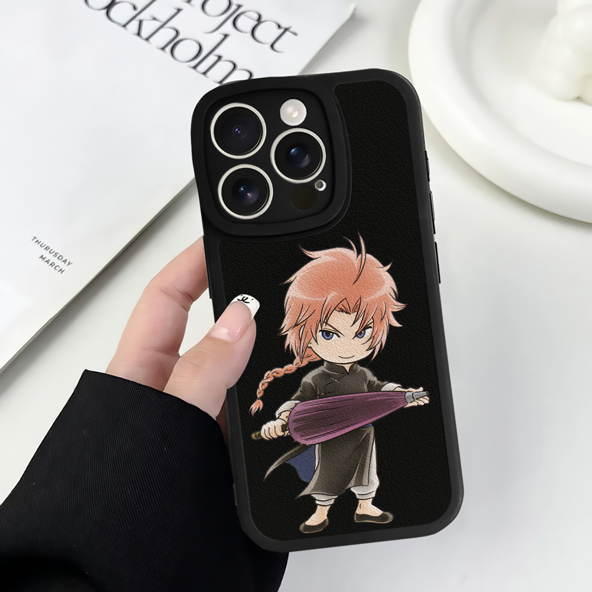 （画像用） ぎんたま 坂田銀時（さかたぎんとき） 神楽 志村新八（しむら しんぱち） GINTAMA Sakata Gintoki Kagura Shimura Shinpachi 【iPhone 16シリーズ対応】シリコンスマホケース（レザー調） 材質：シリコン